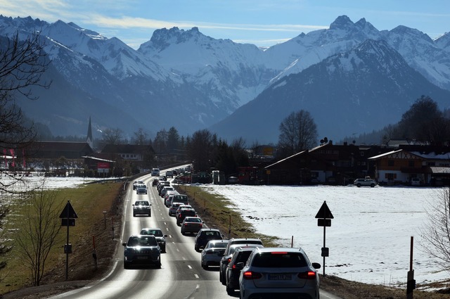 Besonders hoch ist die Staugefahr laut...auf dem Weg in die Berge. (Archivbild)  | Foto: Karl-Josef Hildenbrand/dpa