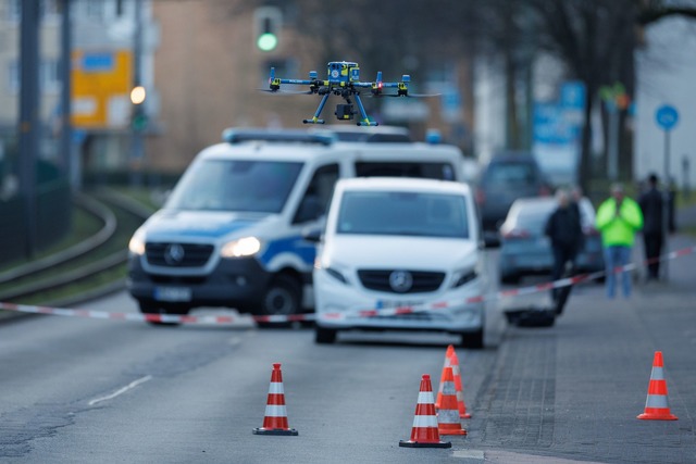 Eine Drohne der Polizei ist &uuml;ber ...ren am Mittwoch Sch&uuml;sse gefallen.  | Foto: Friso Gentsch/dpa