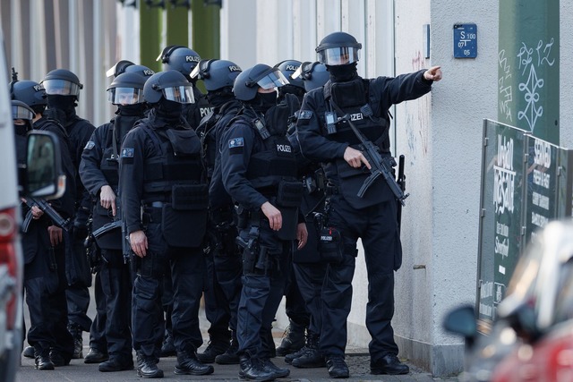 Schwerbewaffnete Einsatzkr&auml;fte de...vor dem Landgericht in der Innenstadt.  | Foto: Friso Gentsch/dpa