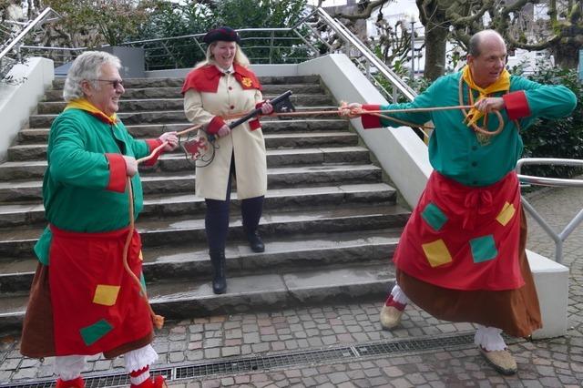 Fasnacht in Rheinfelden: Die Narren ringen der Brgermeisterin den Schlssel ab