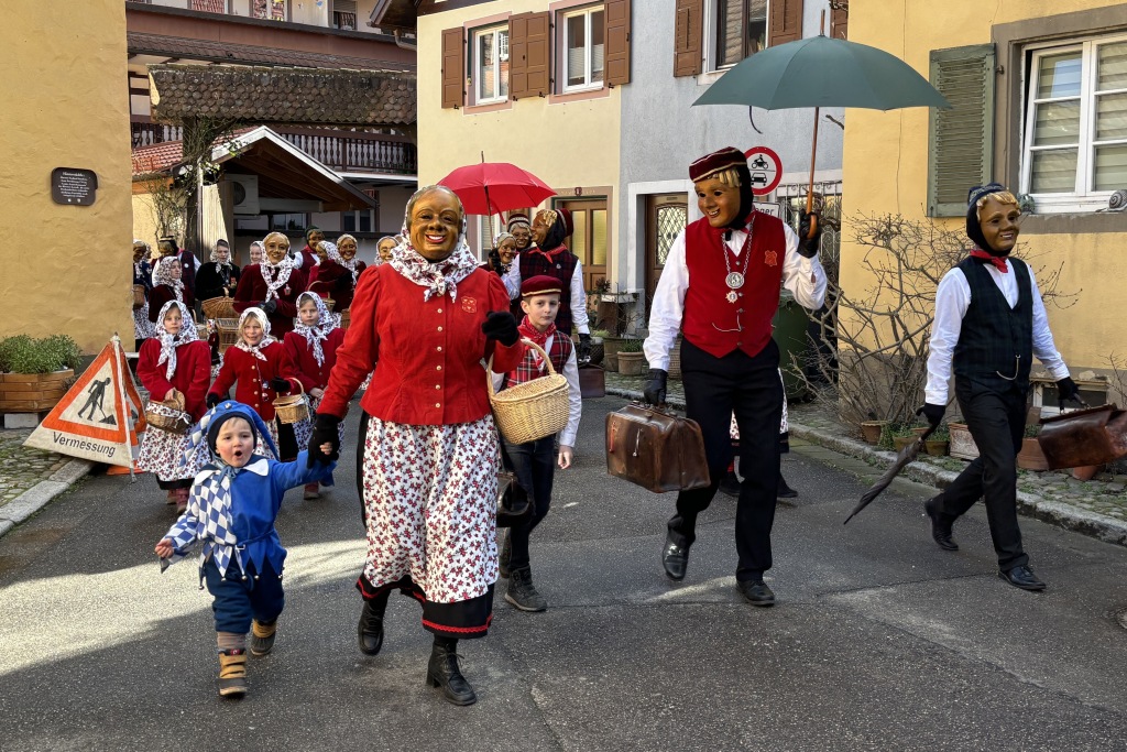 Originell, witzig, charmant: Staufens Schelmenzunft hat sich beim Rathaussturm mal wieder selbst bertroffen, den Brgermeister mit der Gondel vom Hof gejagt und fr ein volles Stdtli gesorgt.