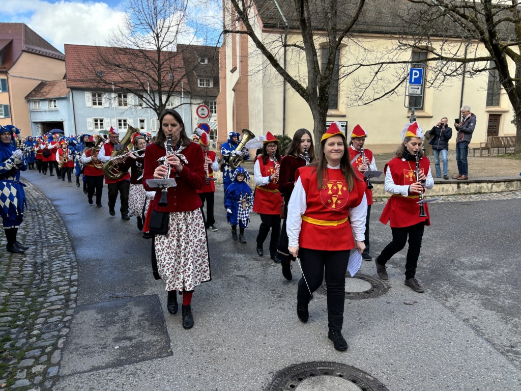 Originell, witzig, charmant: Staufens Schelmenzunft hat sich beim Rathaussturm mal wieder selbst bertroffen, den Brgermeister mit der Gondel vom Hof gejagt und fr ein volles Stdtli gesorgt.