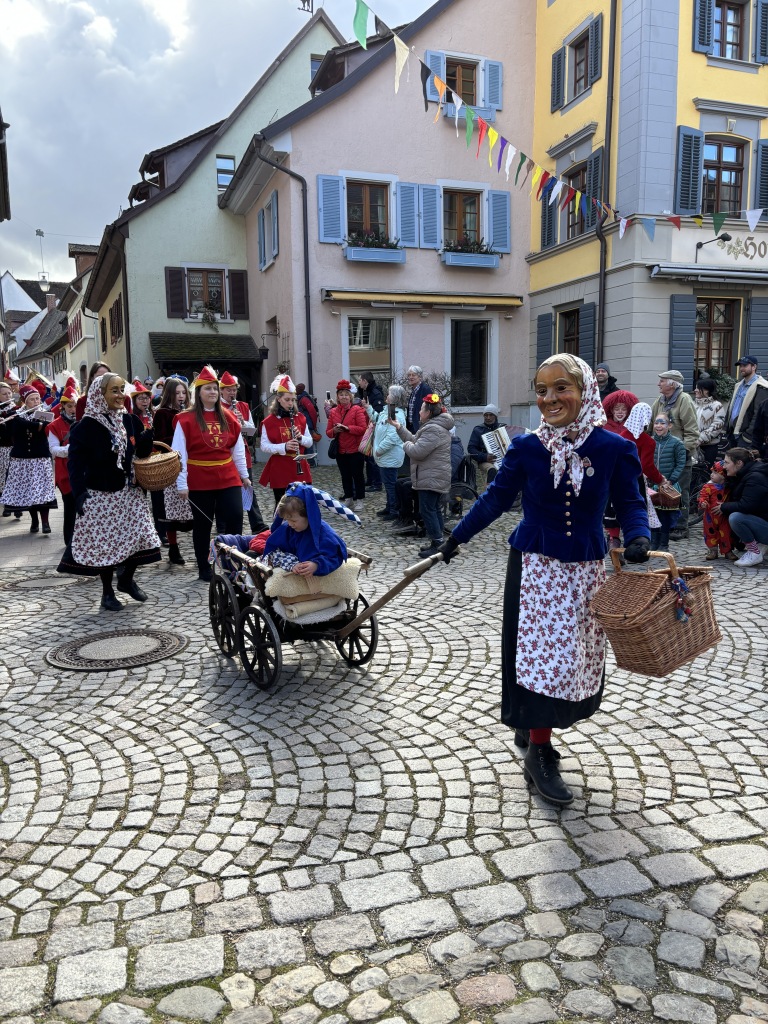 Originell, witzig, charmant: Staufens Schelmenzunft hat sich beim Rathaussturm mal wieder selbst bertroffen, den Brgermeister mit der Gondel vom Hof gejagt und fr ein volles Stdtli gesorgt.