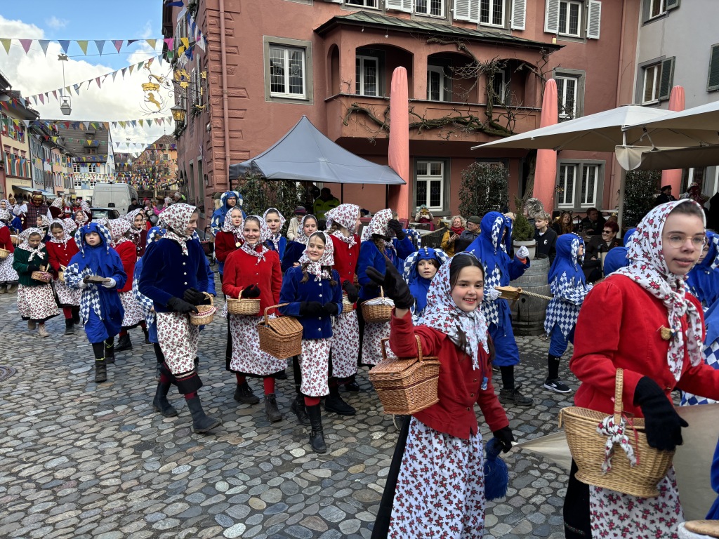 Originell, witzig, charmant: Staufens Schelmenzunft hat sich beim Rathaussturm mal wieder selbst bertroffen, den Brgermeister mit der Gondel vom Hof gejagt und fr ein volles Stdtli gesorgt.