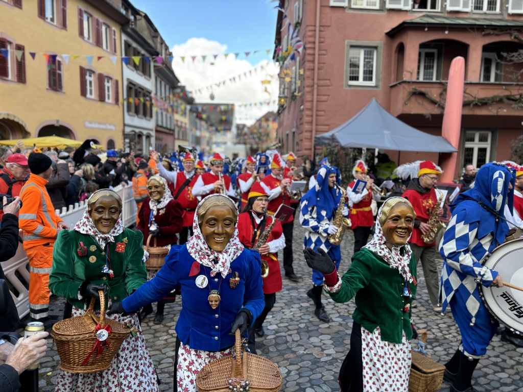 Originell, witzig, charmant: Staufens Schelmenzunft hat sich beim Rathaussturm mal wieder selbst bertroffen, den Brgermeister mit der Gondel vom Hof gejagt und fr ein volles Stdtli gesorgt.