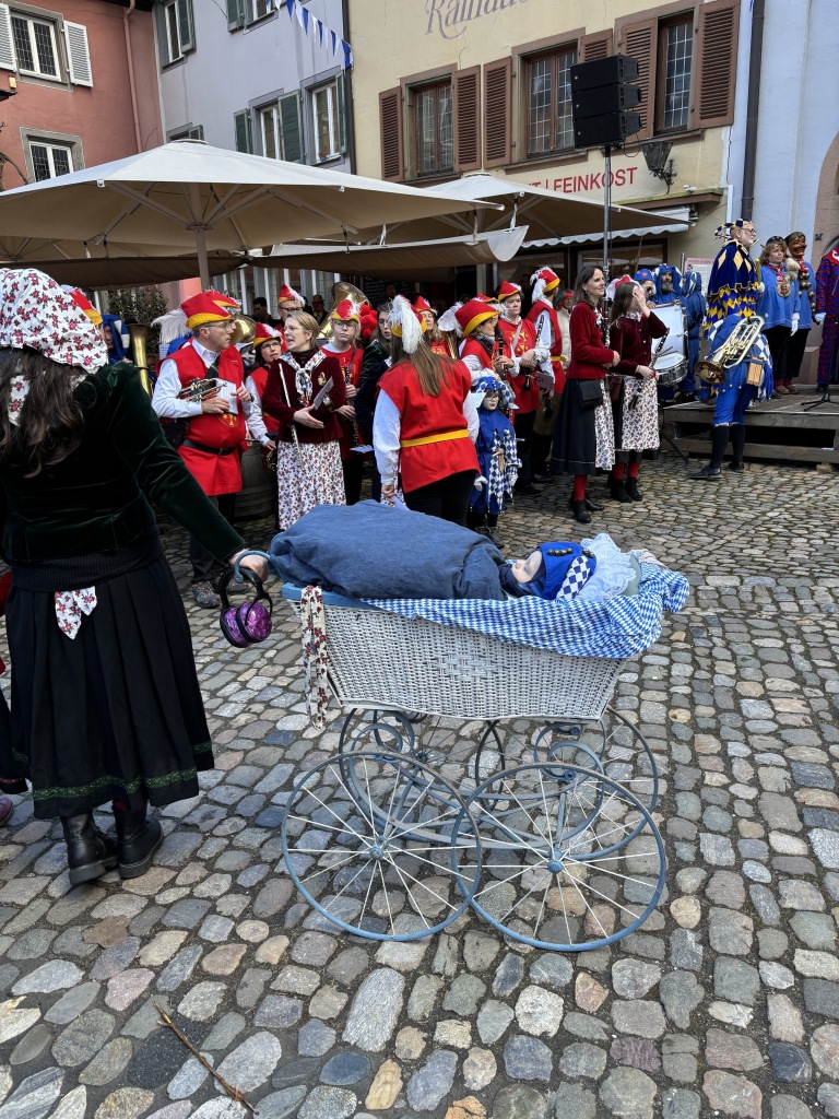 Originell, witzig, charmant: Staufens Schelmenzunft hat sich beim Rathaussturm mal wieder selbst bertroffen, den Brgermeister mit der Gondel vom Hof gejagt und fr ein volles Stdtli gesorgt.