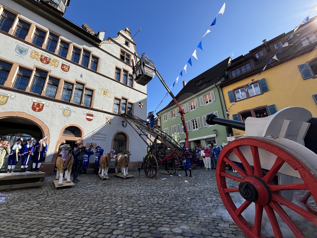 Originell, witzig, charmant: Staufens Schelmenzunft hat sich beim Rathaussturm mal wieder selbst bertroffen, den Brgermeister mit der Gondel vom Hof gejagt und fr ein volles Stdtli gesorgt.