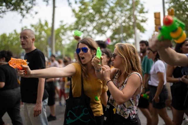 Bei den Protesten gibt es schon mal Spritzer aus Wasserpistolen. (Foto Archiv)  | Foto: Lorena Sop&ecirc;na/EUROPA PRESS/dpa