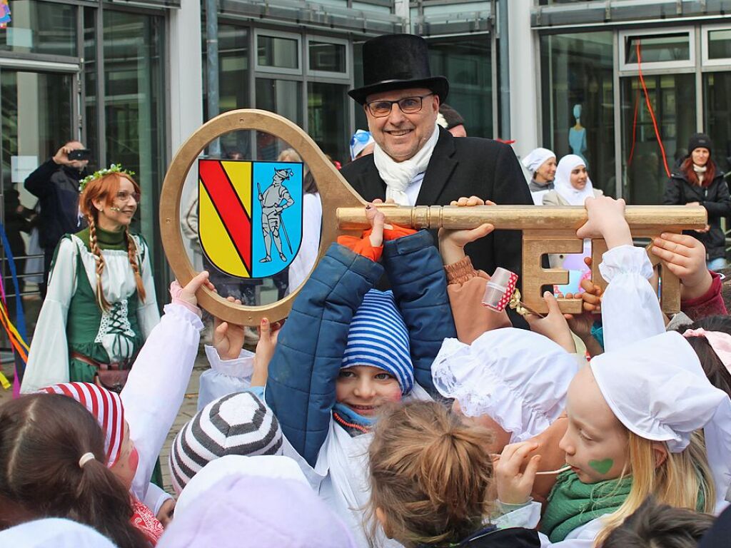 Um 11.11 Uhr strmten die Kindergartenkinder in Emmendingen das Rathaus und nahmen Oberbrgermeister Stefan Schlatterer den Schlssel ab.