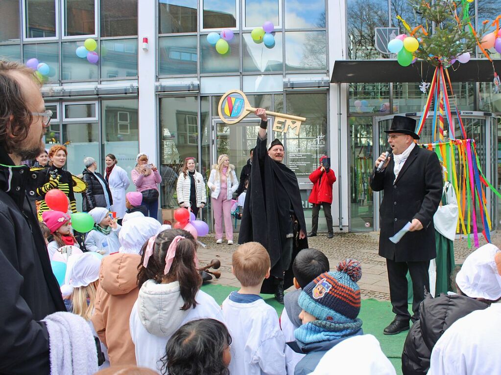 Um 11.11 Uhr strmten die Kindergartenkinder in Emmendingen das Rathaus und nahmen Oberbrgermeister Stefan Schlatterer den Schlssel ab.