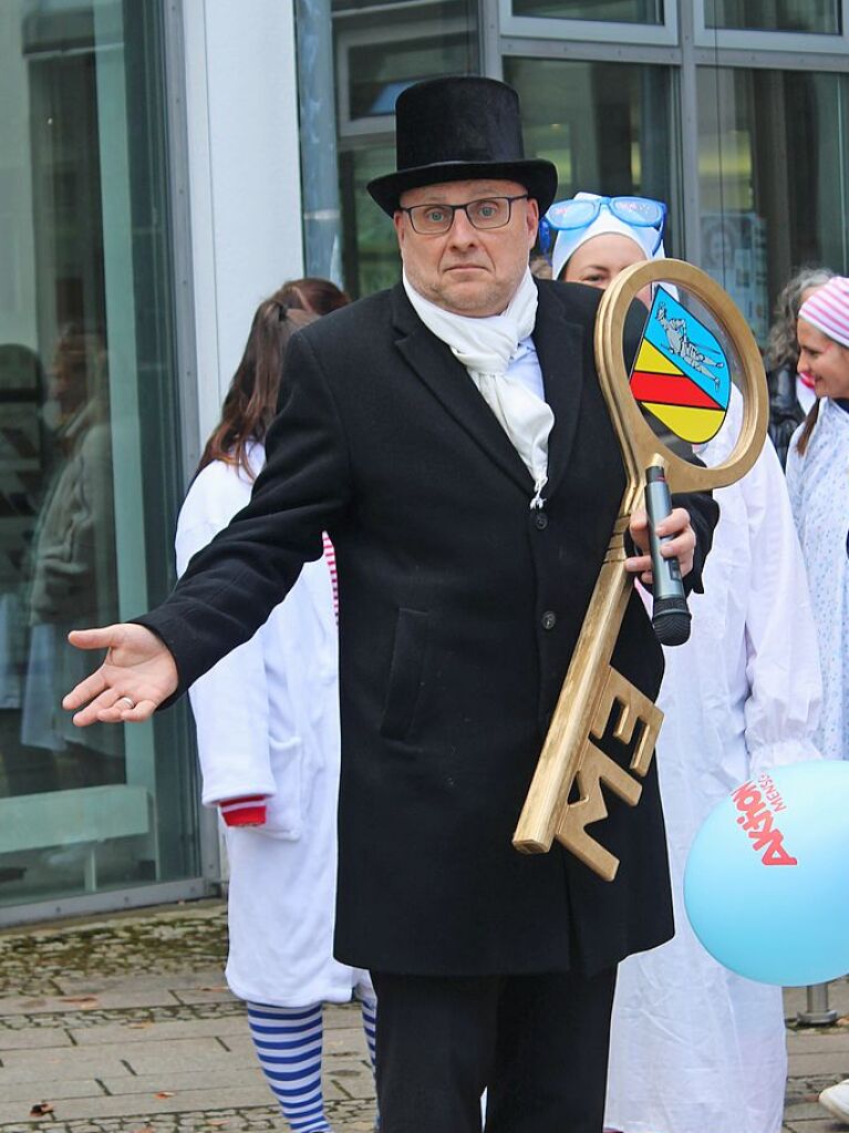 Um 11.11 Uhr strmten die Kindergartenkinder in Emmendingen das Rathaus und nahmen Oberbrgermeister Stefan Schlatterer den Schlssel ab.