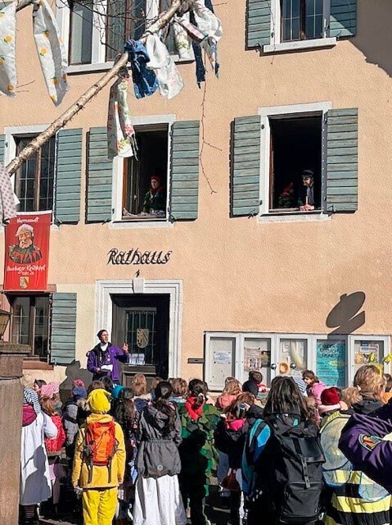 Gestrmt wurde das Mundinger Rathaus von den Schlerinnen und Schlern, untersttzt von der Krtskopfzunft und den Nachtschattenhexen.