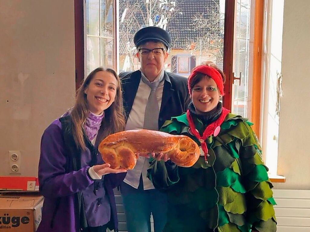 Gestrmt wurde das Mundinger Rathaus von den Schlerinnen und Schlern, untersttzt von der Krtskopfzunft und den Nachtschattenhexen. Den Rathausschlssel als Zopf zum Verzehr kam von der stellvertretenden Ortsvorsteherin Martina Wrstlin.