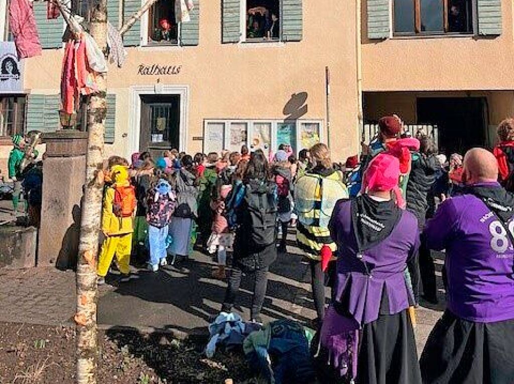 Gestrmt wurde das Mundinger Rathaus von den Schlerinnen und Schlern, untersttzt von der Krtskopfzunft und den Nachtschattenhexen.