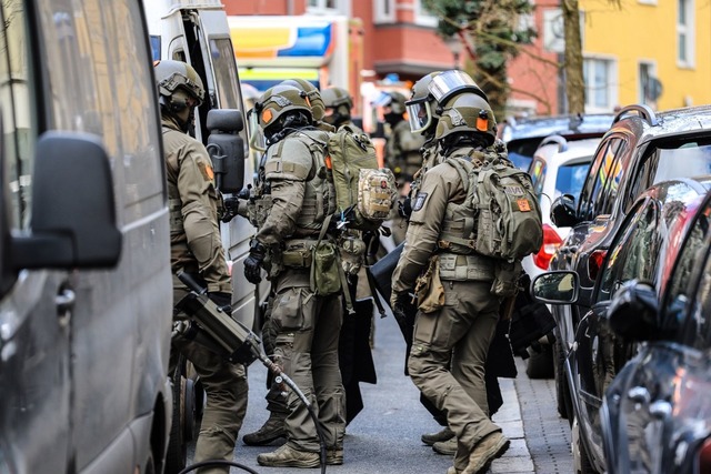 Schwer bewaffnete Sicherheitskr&auml;f...in Werttransportunternehmen vereitelt.  | Foto: Alex Talash/dpa