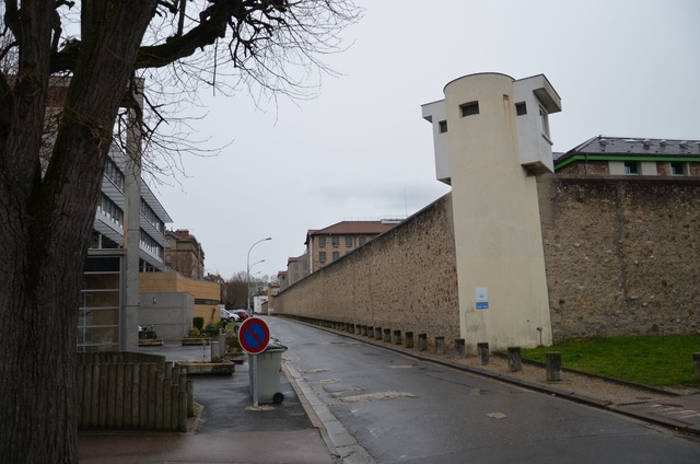 Aus diesem Gef&auml;ngnis im franz&ouml;sischen Fresnes war Ferrara geflohen.  | Foto: picture alliance / dpa