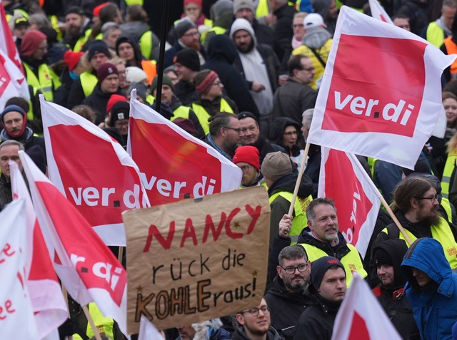 Teilnehmerinnen und Teilnehmer demonst...rnstreiks im &ouml;ffentlichen Dienst.  | Foto: Marcus Brandt/dpa