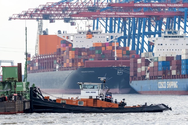 Gro&szlig;e Schiffe, die auf Lotsen an...sind, konnten in Hamburg nicht fahren.  | Foto: Bodo Marks/dpa