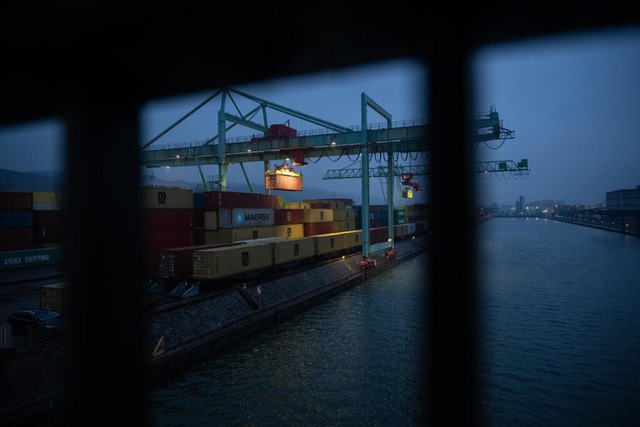 Am Hafen Stuttgart werden Container umgeladen  | Foto: Marijan Murat (dpa) 