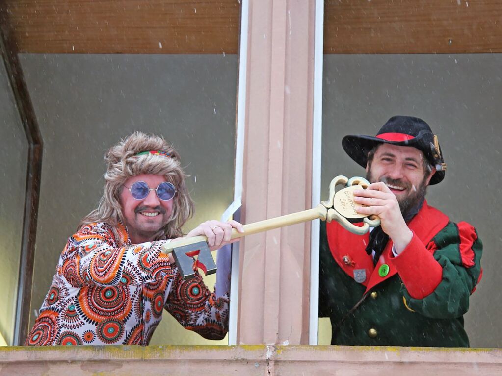 Der Start in die tollen Tage begann mit der bergabe des Rathausschlssels. Links Brgermeister Karlheinz Rontke, rechts Narrenvater Manuel Peghini.