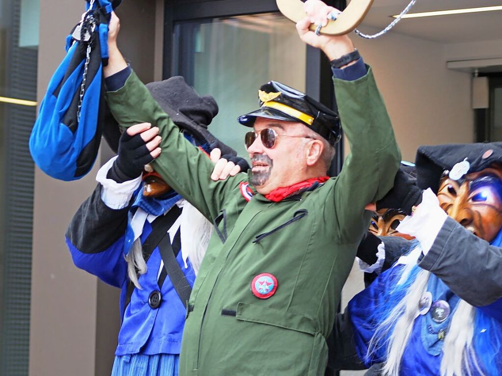 Btzingen: Brgermeister Dieter Schneckenburger kmpft als grner Umwelranger  mit den Stockbrunnenhexen um Geldsckel und Rathauschlssel.