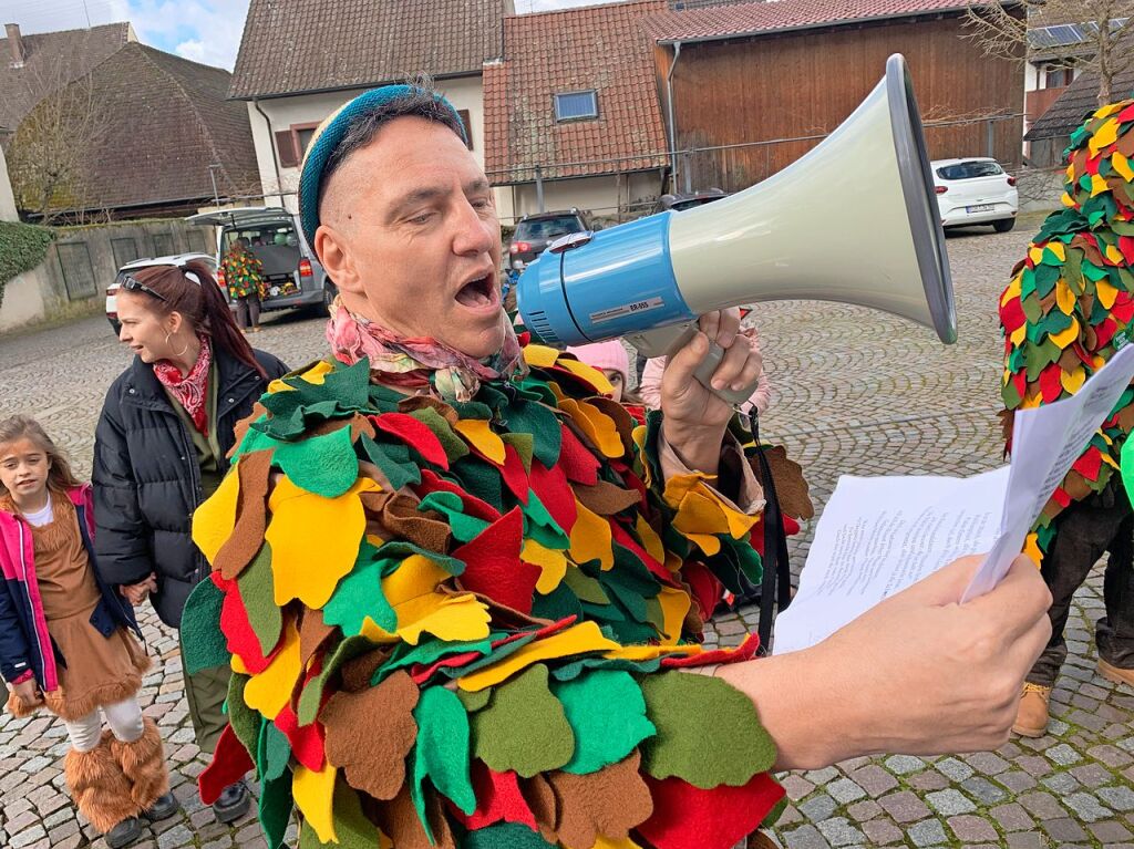 Zum Sturm kamen die Narrenzunft der Marchwaldgeister (auf dem Foto), die Schlossgrotten-Gnome sowie sechs Klassen der Grundschule Hugstetten , spter auch noch die Gugge Blchschade.