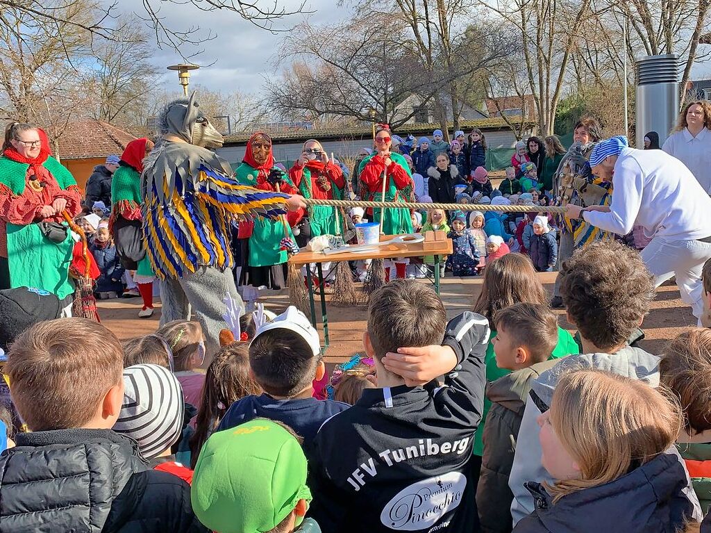 Umkirch: Mehrere hundert Kinder waren beim Sturm der Narren auf das Kinderbildungszentrum dabei