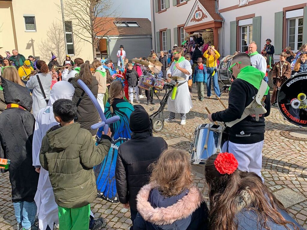 Zum Sturm kamen die Narrenzunft der Marchwaldgeister, die Schlossgrotten-Gnome sowie sechs Klassen der Grundschule Hugstetten , spter auch noch die Gugge Blchschade.