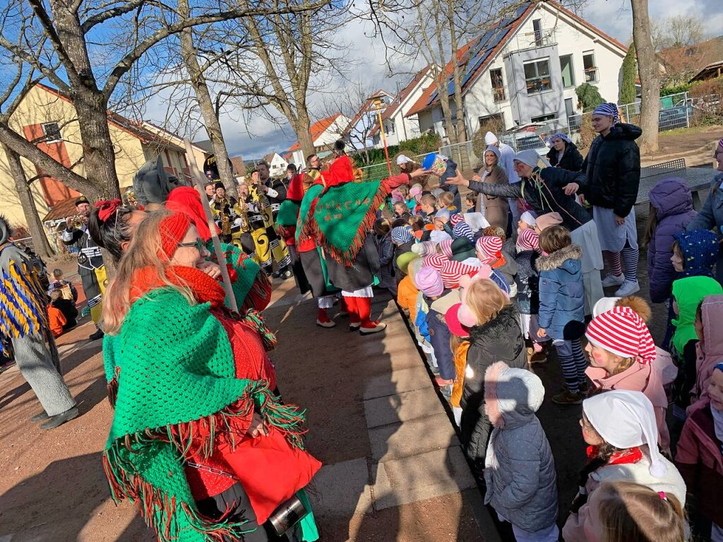 Umkirch:  Die Narrenzunft mit Hxe und Esel strmte  das Kinderbildungszentrum mit Grundschule und Kindergarten