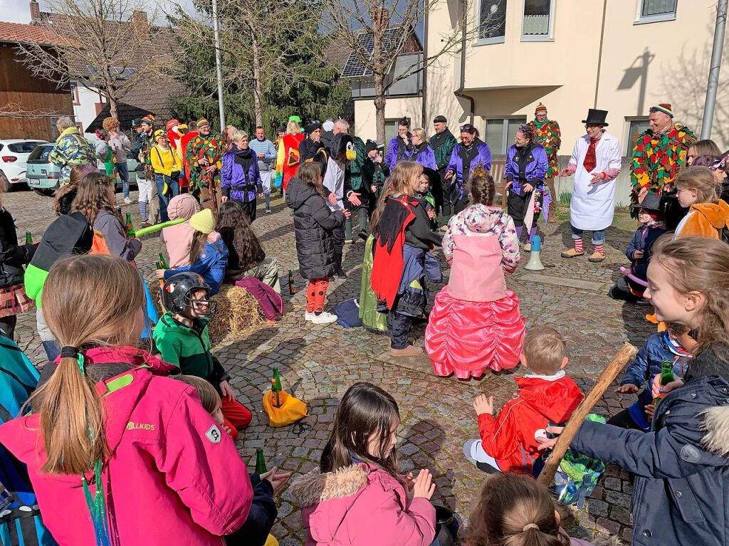 March: Zum Sturm kamen die Narrenzunft der Marchwaldgeister, die Schlossgrotten-Gnome sowie sechs Klassen der Grundschule Hugstetten , spter auch noch die Gugge Blchschade.