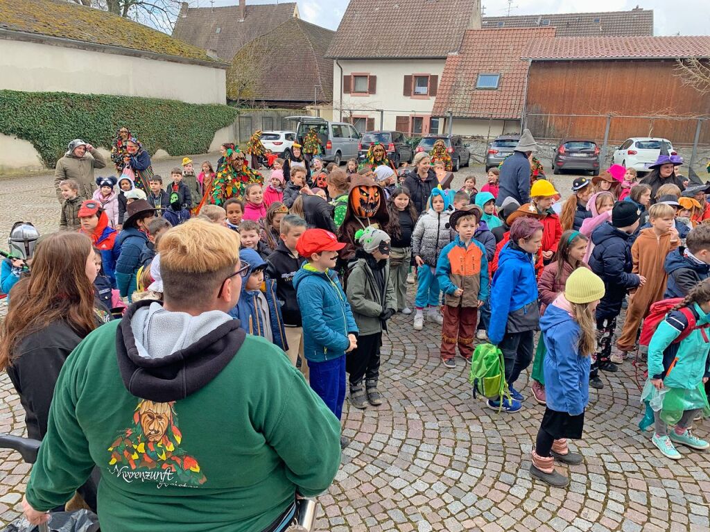 March: Zum Sturm kamen die Narrenzunft der Marchwaldgeister, die Schlossgrotten-Gnome sowie sechs Klassen der Grundschule Hugstetten , spter auch noch die Gugge Blchschade.