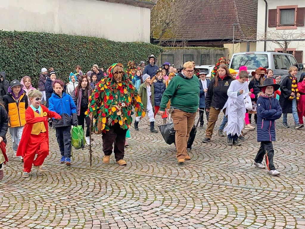 March: Zum Sturm kamen die Narrenzunft der Marchwaldgeister, die Schlossgrotten-Gnome sowie sechs Klassen der Grundschule Hugstetten , spter auch noch die Gugge Blchschade.