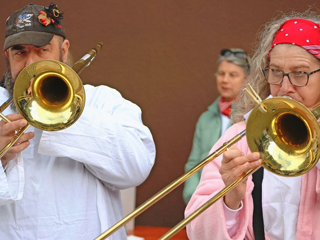 Btzingen: Musikalisch untersttzt wurde die  Rathausstrmung durch die Guggenmusik Schnooge-Blog