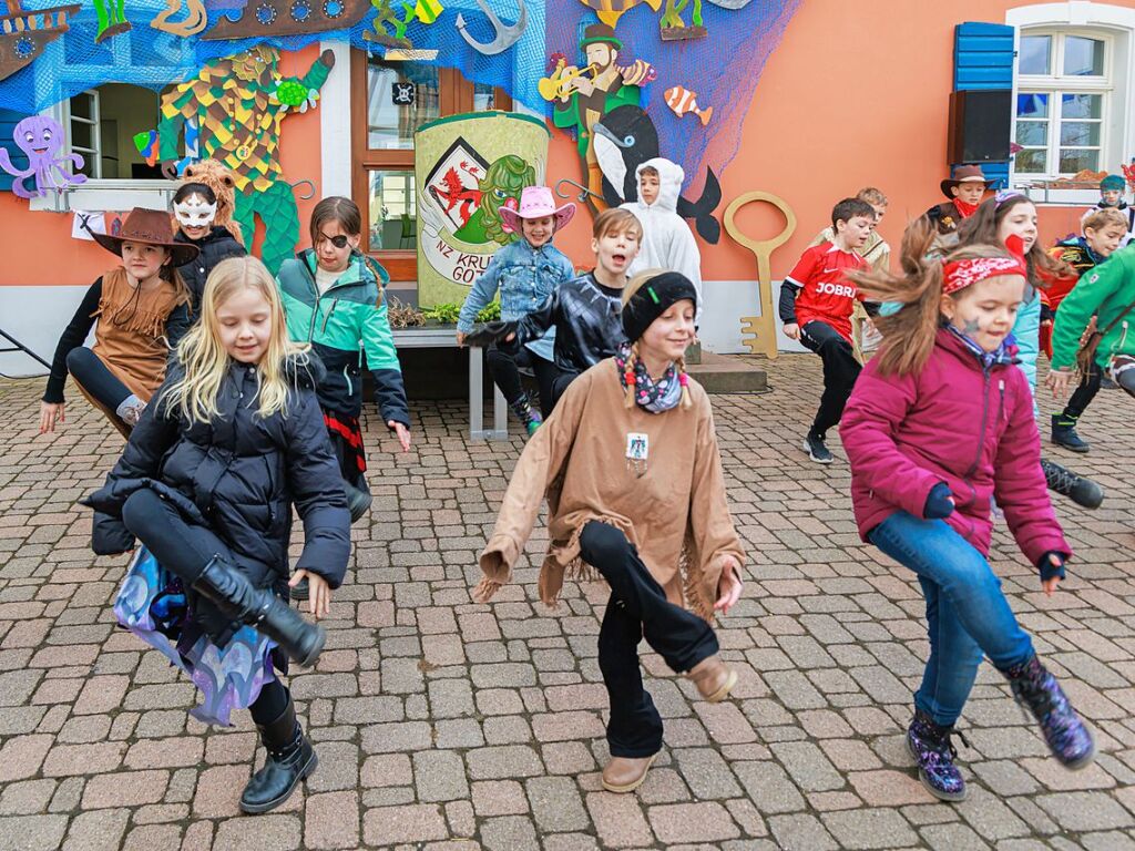 Gottenheim: Die Schulklassen fhrten einstudierte Tnze auf.