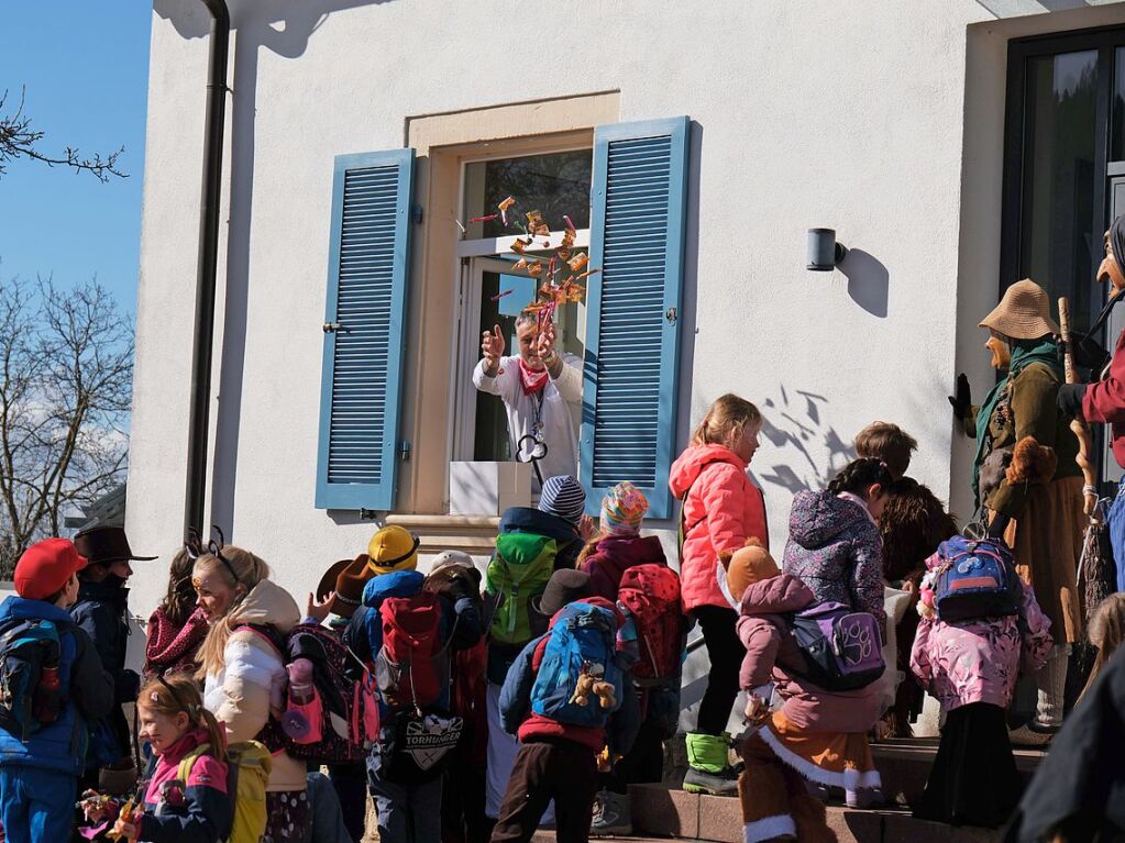 Eine Runde Ses fr die Kinder gibt’s in Slden von Brgermeister Markus Rees.