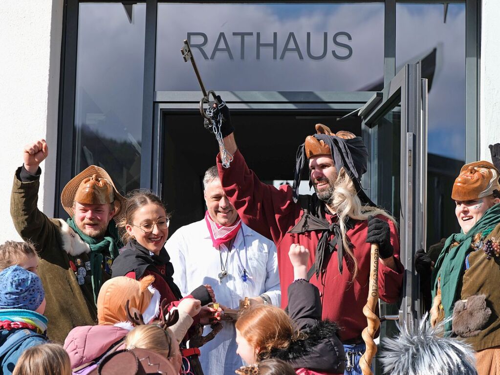 Eine Runde Ses fr die Kinder gibt’s in Slden von Brgermeister Markus Rees.