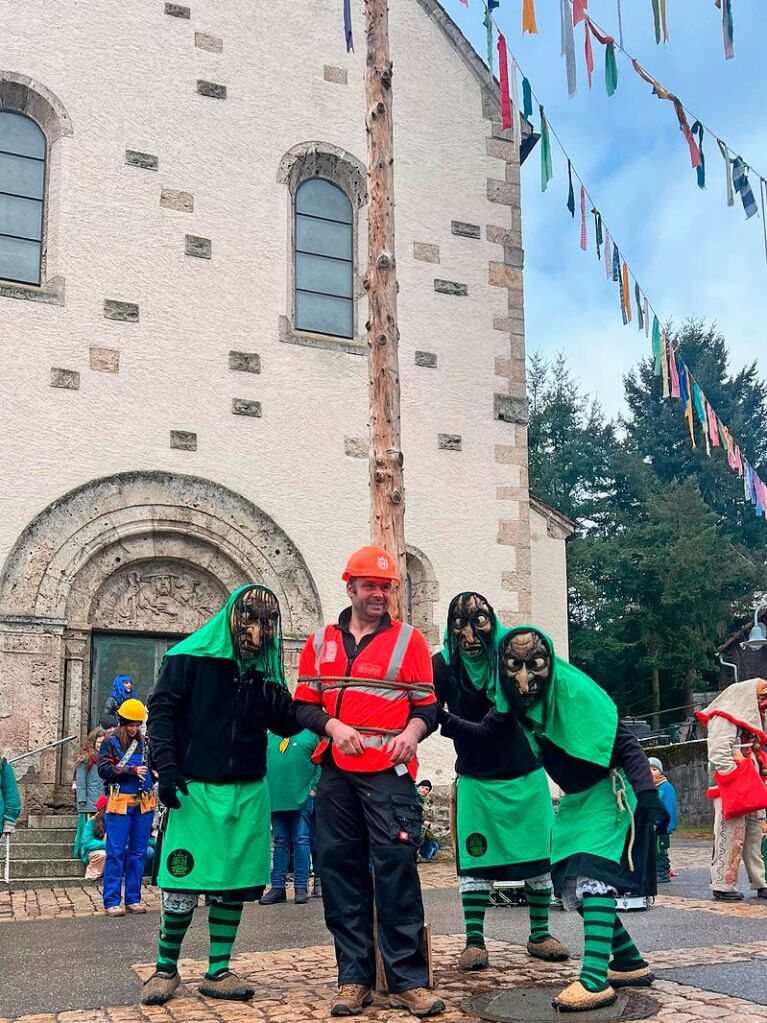 Gschweiler: Ortsvorsteher Magnus Winterhalder gab sich geschlagen. Die Dolinenhexen haben ab sofort die Oberhand in Gschweiler.