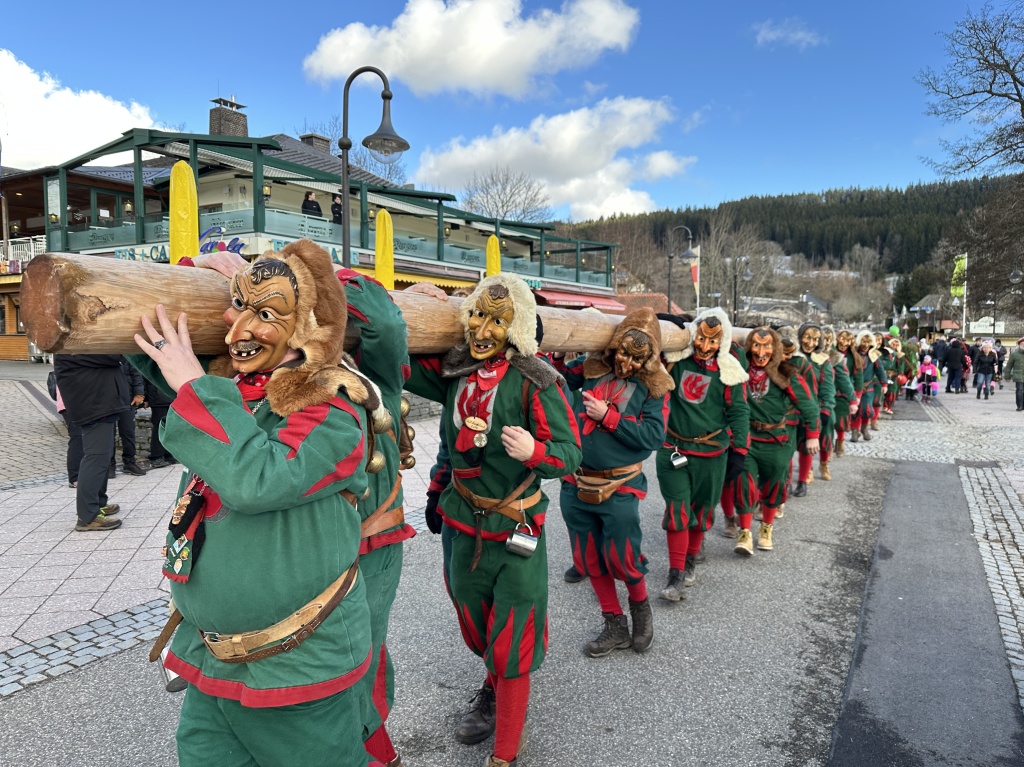 Die Seeruber tragen den Narrenbaum zum Roten Platz in Titisee