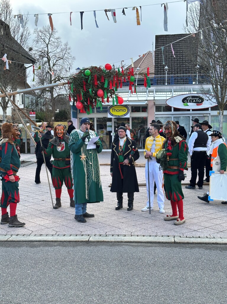 Der Narrenbaum wird aufgestellt, whren der Seegeist seine Rede hlt.