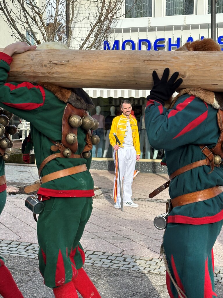 Brgermeister Gerrit Reeker als Freddie Mercury hinter dem Narrenbaum