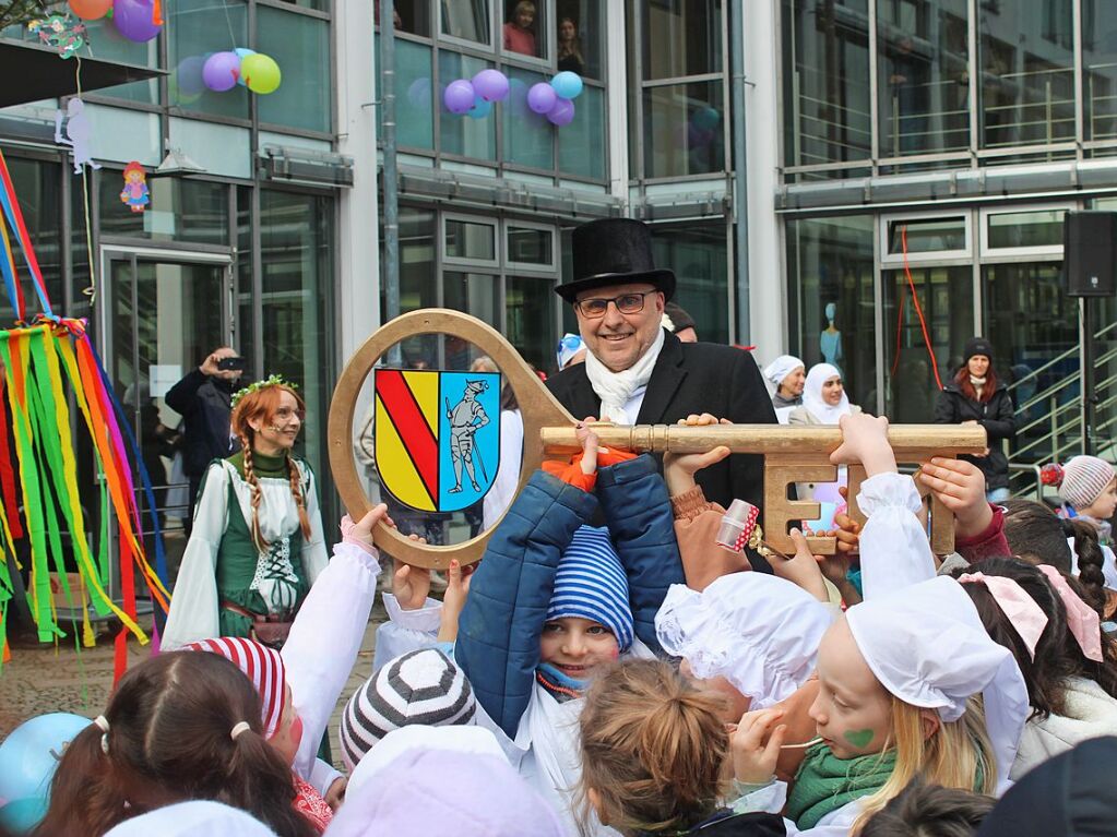 Die Kindergartenkinder nahmen dem Emmendinger Oberbrgermeister Stefan Schlatterer den Rathausschlssel ab, der serise schwarze Anzug ntzte da wenig.