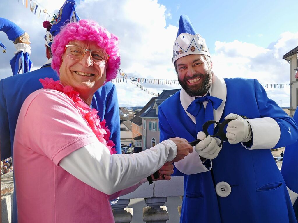 Streit um den Bonndorfer Rathausschlssel. Ganz in pink kmpft Brgermeister Marlon Jost.