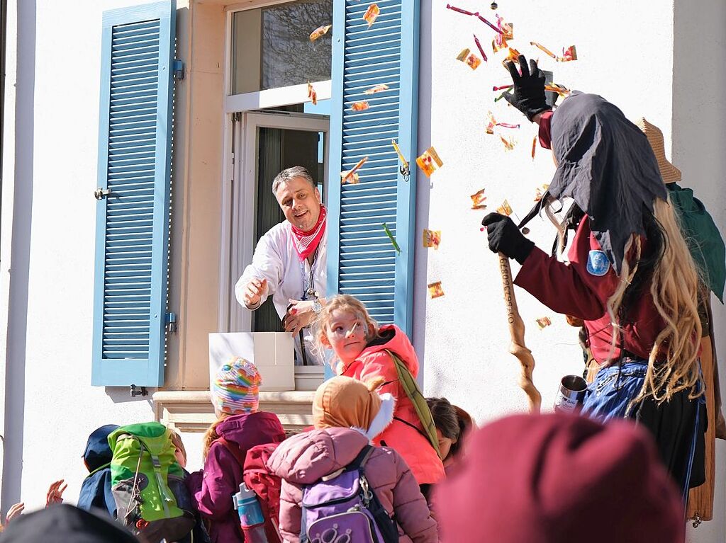 In Slden im Hexental zeigt sich der Brgermeister im traditionellen Hemdglunker-Outfit.