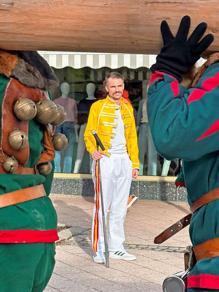 Titisee-Neustadts Brgermeister Gerrit Reeker ist als Freddie Mercury nrrisch – inklusive Mikrofon-Stnder.