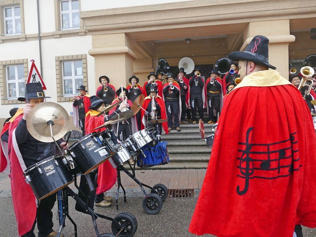 Die Bonndorfer Narren befreien zusammen mit einer Abordnung der Stadtmusik und der Guggenmusik Bonndorf am Schmutzige Dunschtig Schler des Bildungszentrums.