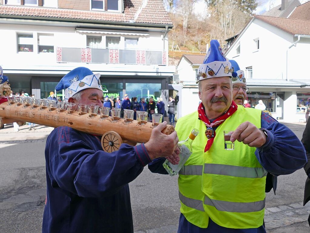 Ehrennarrenvater Clemens Podeswa (rechts) und der frhere Narrenrat Rolf Maier sorgen fr hochprozentigen Nachschub.