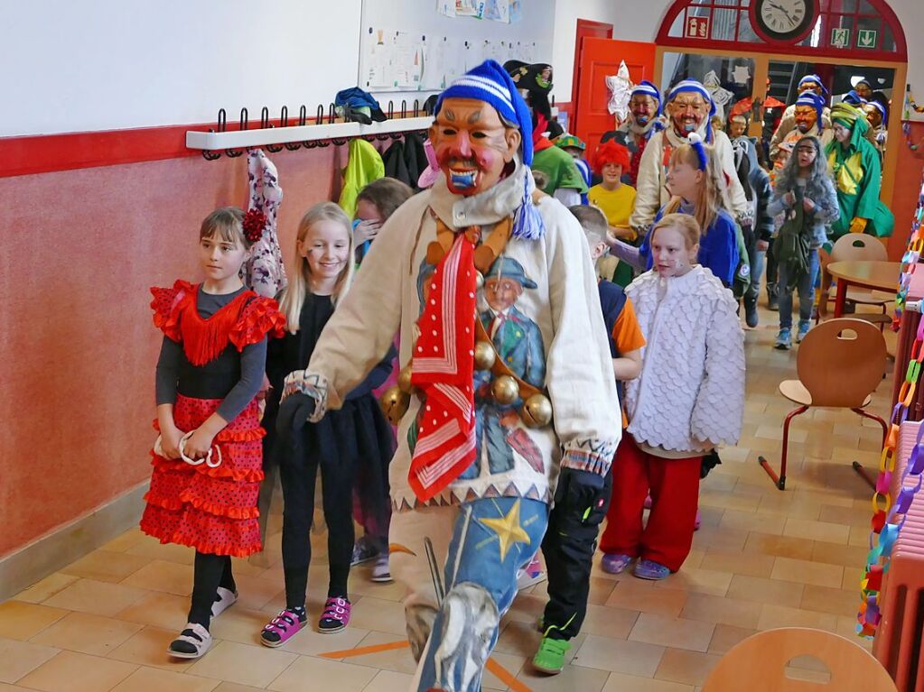 Die Bonndorfer Narren befreien zusammen mit einer Abordnung der Stadtmusik und der Guggenmusik Bonndorf am Schmutzige Dunschtig Schler des Bildungszentrums.