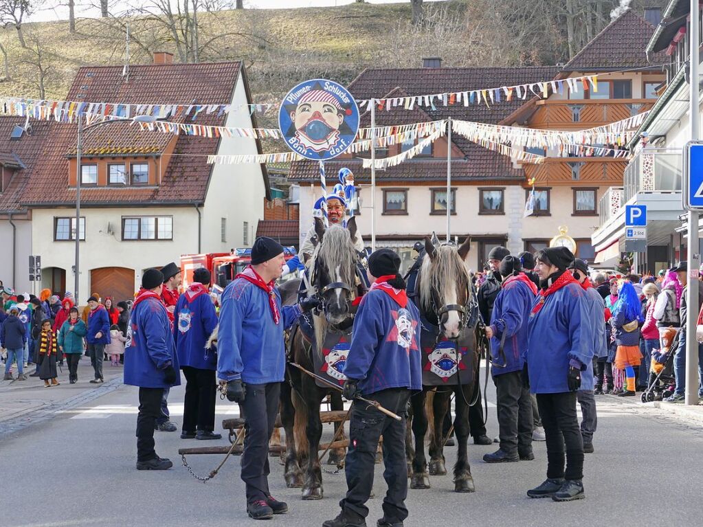 Schwarzwlder Pferde ziehen das Fuhrwerk mit dem Stammen und den Narrenrten.