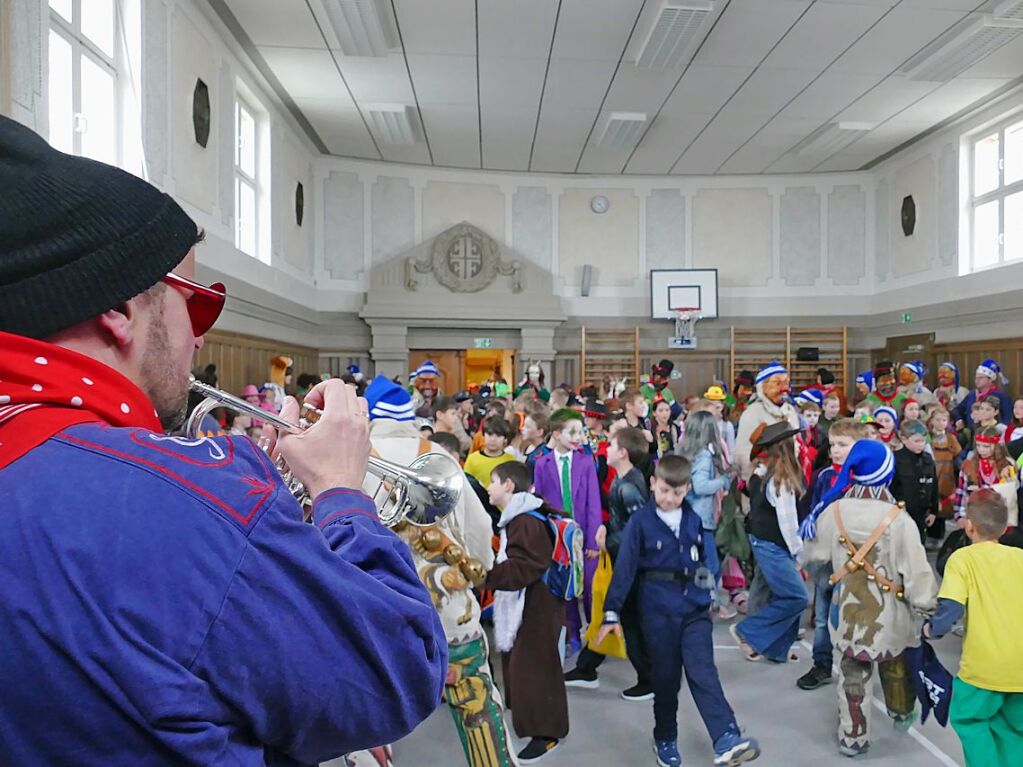 Die Bonndorfer Narren befreien zusammen mit einer Abordnung der Stadtmusik und der Guggenmusik Bonndorf am Schmutzige Dunschtig Schler des Bildungszentrums.