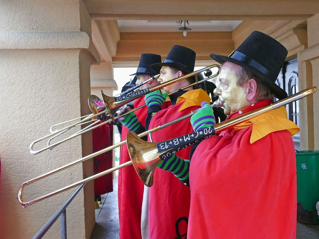 Die Bonndorfer Narren befreien zusammen mit einer Abordnung der Stadtmusik und der Guggenmusik Bonndorf am Schmutzige Dunschtig Schler des Bildungszentrums.